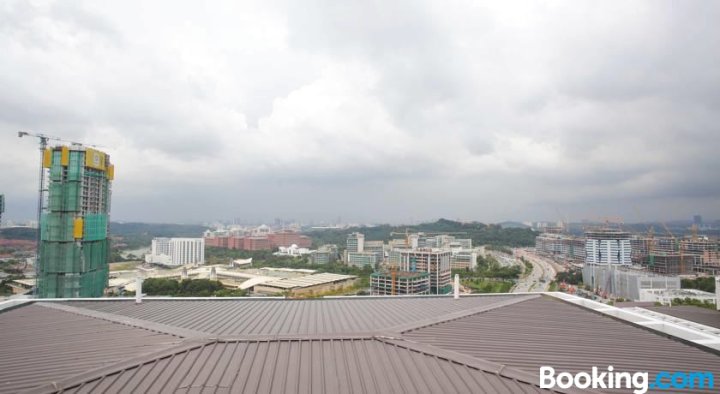 Dwiputra Putrajaya (Horizon Suite, 3 AC Bedrooms, 2 Baths, WiFi, Pool & City View) by MRK
