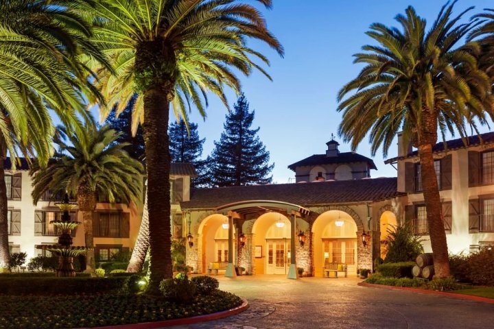 纳帕谷尊盛酒店(Embassy Suites Napa Valley)