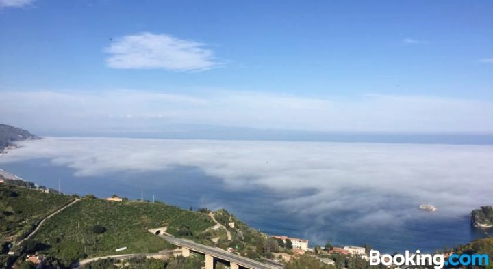 陶得米纳马雷特拉泽住宿加早餐酒店(B&B La Terrazza Sul Mare Taormina)