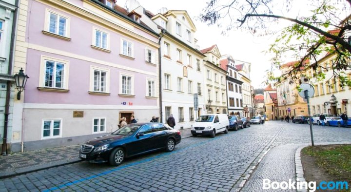 查理大桥下3BDR阁楼公寓(Under the Charles Bridge 3Bdr Loft)