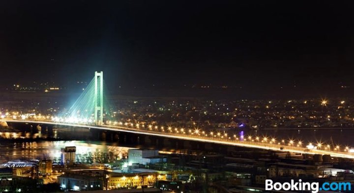 第聂伯河美景公寓(Apartments with Dnipro View)