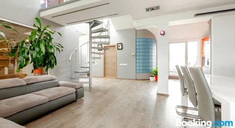 顶楼公寓(Penthouse Apartment with Terrace)