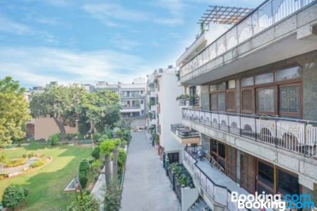 奇迹！4 BHK服务式公寓.(Amazing ! 4 BHK Service Apartment .)