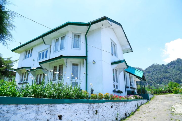 White Ford Holiday Bungalow