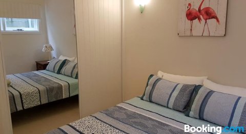 传统与现代3卧室公寓(Modern 3 Bedroom Apartment in Traditional Queenslander , Patio, Leafy Yard, Pool)