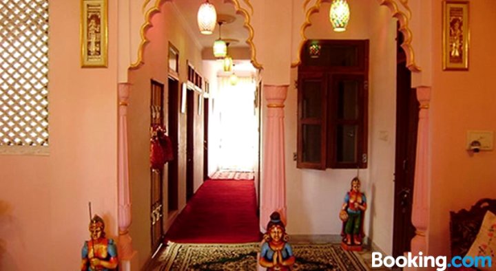 加尼十宽敞客房旅馆(Spacious Rooms in Ganesh Colony)