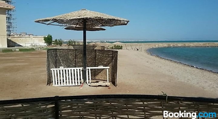 赫尔格达泳池景公寓(Apartment with Pool View in Hurghada)