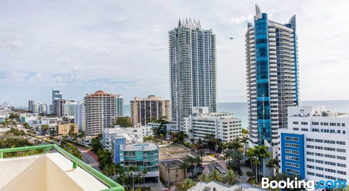 迈阿密海滩出租公寓 - 附小厨房及阳台 - 免费代客停车(Kitchenette & Valet Parking with a Balcony in Miami Beach)