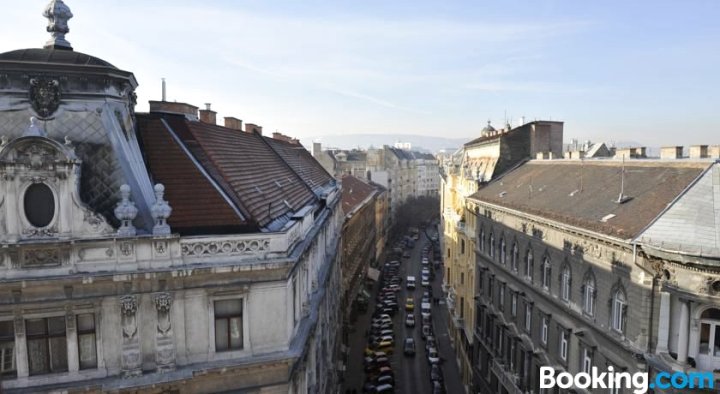 布达佩斯顶峰公寓(On the Top of Budapest)