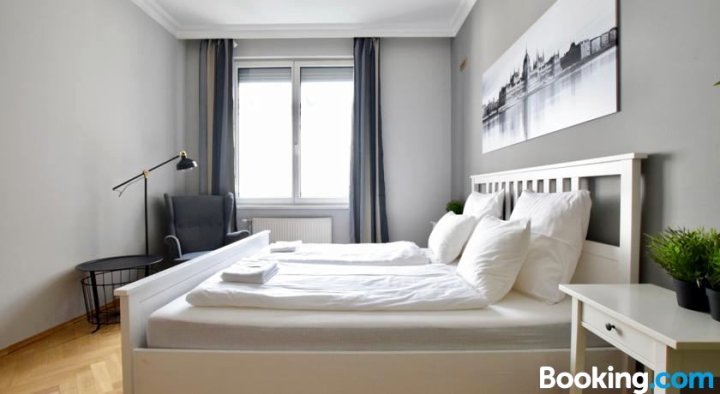 Luxury Apartment by Hi5 - Lovag Suites