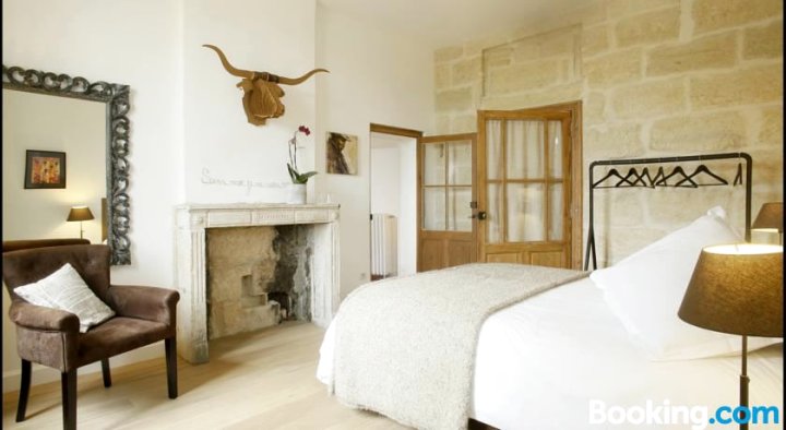 高棉科特迪瓦于泽斯住宿加早餐旅馆(La Maison Rouge d'Uzes B&B)