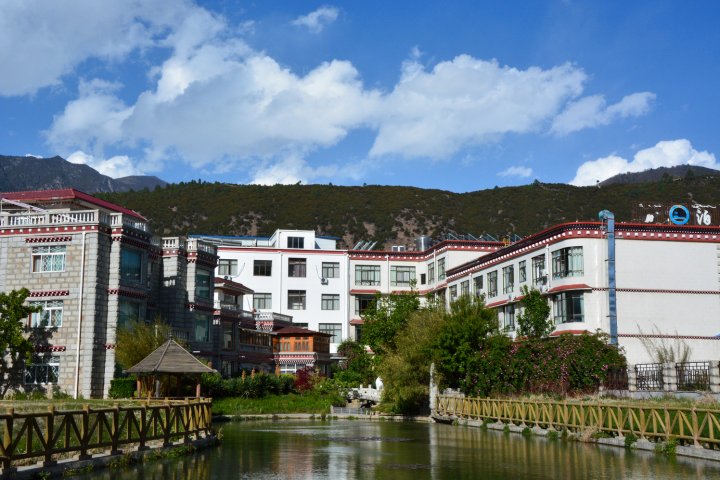 林芝平措康桑藏泊花园酒店