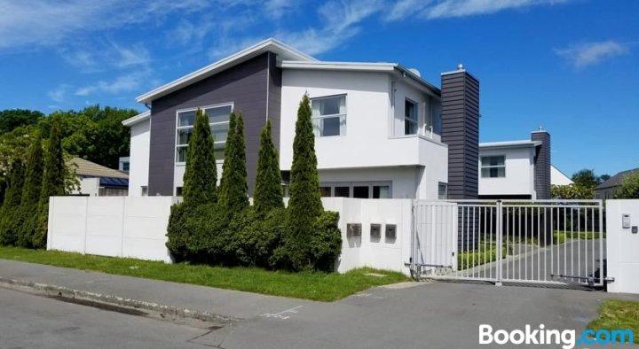 Lovely House by The Central Hagley Park