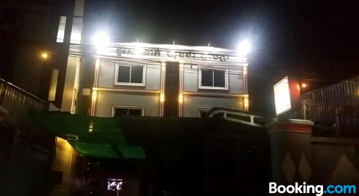 血色广场旅馆(Khun Tha Plaza Guesthouse)