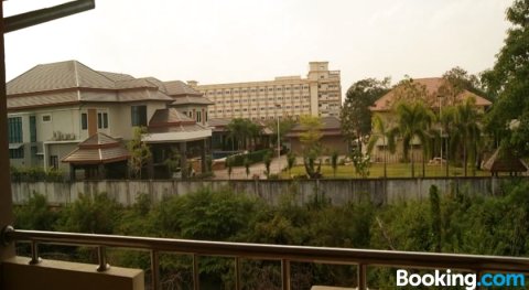 夏乐翁朗格伦公寓旅馆(Chareon Rungreung Apartment)