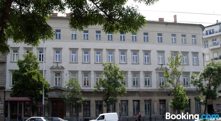 艾博尼高档公寓(Flatiron Budapest Premium Apartments)