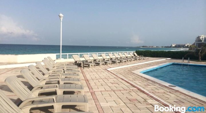 布里萨斯坎昆海滩公寓酒店(Cancun Beach Aparthotel Brisas)