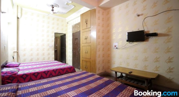 哈兹拉特尼桑木丁火车站旁舒适旅馆(Comfortable Room Near Nizamuddin Railway Station)