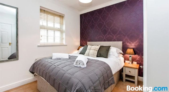 The Station Apartment- A Stunning Space, Close to the City Centre