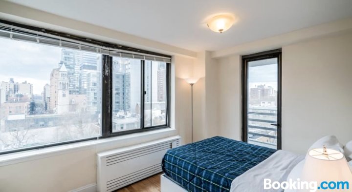 中央公园三卧室公寓 - 带私人阳台(Bloc Away from Central Park Three-Bedroom Apartment with Private Balcony)