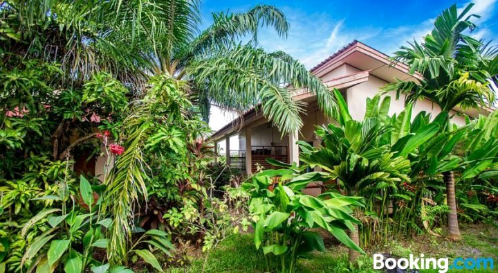 奈汉海滩黄色私人小屋(Nai Harn Beach Private Bungalow with Terrace and Garden)