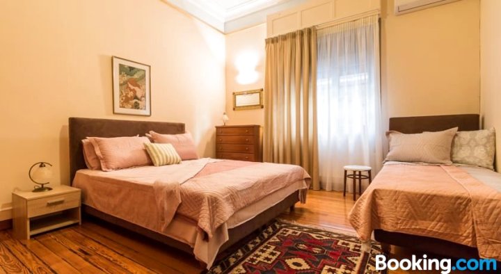 Ideal 4 Bdr Apartment in Plaka for 10!