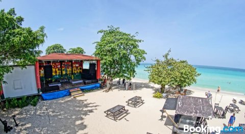 牙买加波旁海滩酒店(Bourbon Beach Jamaica)