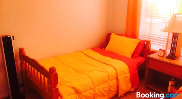 红橙黄色客房(Red Orange Yellow Guest Room)