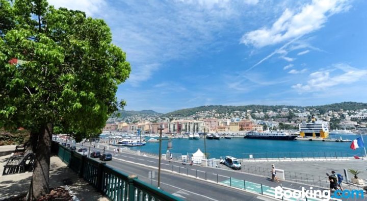 眺望尼斯港度假屋(Apart Overlooking the Port of Nice)