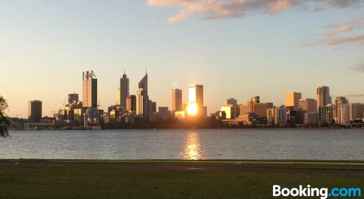 南珀斯河美景公寓(South Perth River Views)