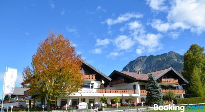 芬格霍夫咖啡餐厅酒店(Hotel Restaurant Cafe Fuggerhof)