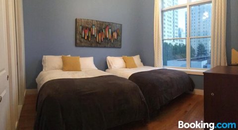 精美豪华阁楼公寓 ---火车站附近（两卧室）(Stunning Luxury Loft --- Near Train (2 Bedroom))