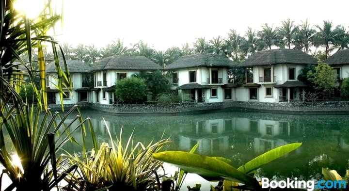 Luxurious Villa with Lake Garden
