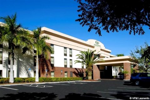 戴斯酒店及套房- 靠近捷蓝公园(Days Inn & Suites by Wyndham Fort Myers Near JetBlue Park)