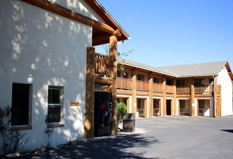 穆斯溪小屋套房酒店(Moose Creek Lodge & Suites)