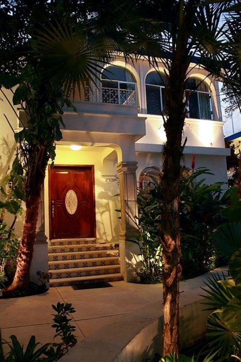 热带卡萨布兰卡派对酒店(Tropical Casablanca Party Zone)
