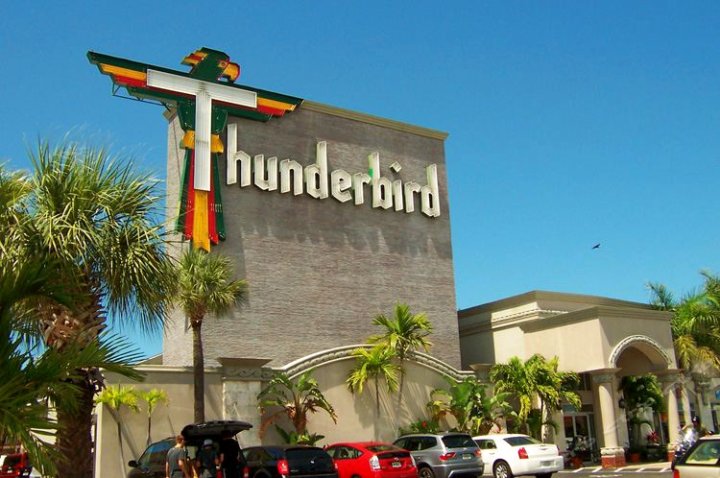 雷鸟海滩度假酒店(Thunderbird Beach Resort)