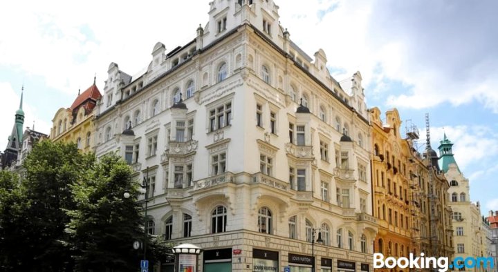 帕瑞兹卡街豪华公寓(Luxurious Apartment in Parizska Street)