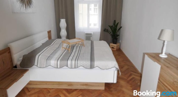 Family Apartment with Free Parking by Easybnb