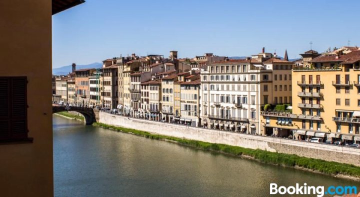 维琪奥桥景瓦萨利安顶层公寓(Vasarian Penthouse Ponte Vecchio View)