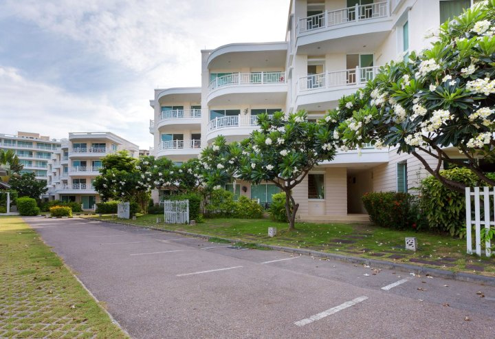 班普罗姆海滨公寓(Baan Poolom Beachfront Condominium)