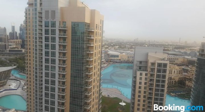 哈利法塔景观喷泉中心公寓(Downtown Apartments with Fountain and Burj Khalifa View)