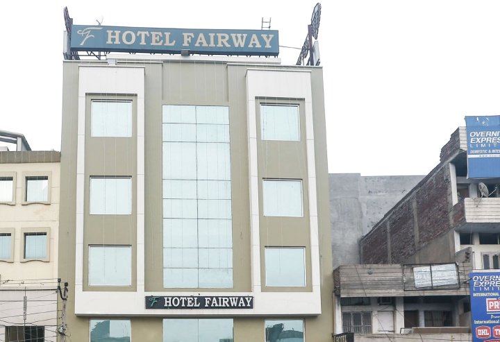 特雷布费尔威酒店(Hotel Fairway)