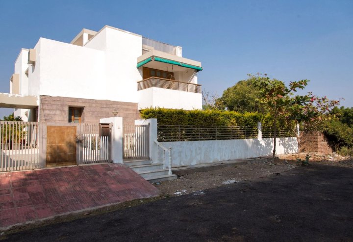 OYO 10412 异国 4BHK 戈瓦尔丹湖别墅之家酒店(OYO 10412 Home Exotic 4BHK Villa Govardhan Vilas)