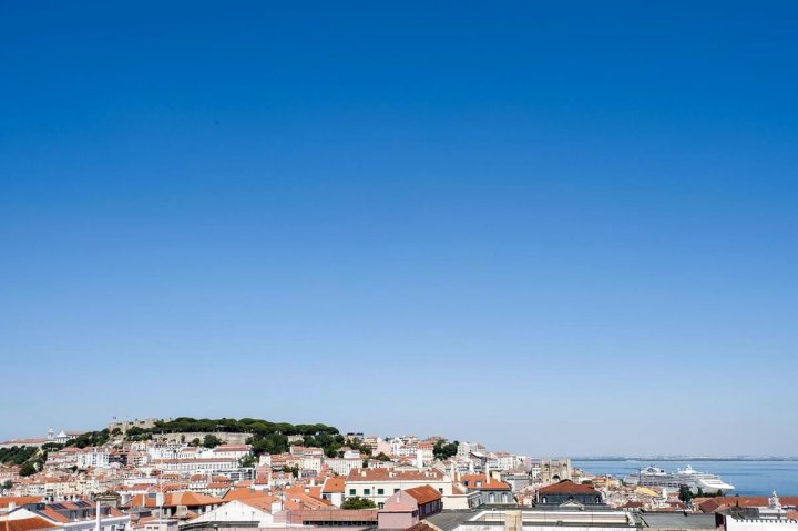 葡萄牙希亚多生活顶层公寓(Portuguese Living Chiado Penthouse)