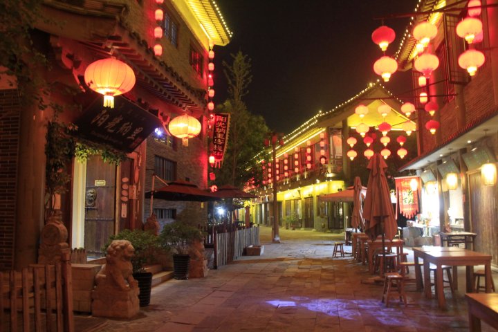 阳光纳里客栈(开封清明上河园店)