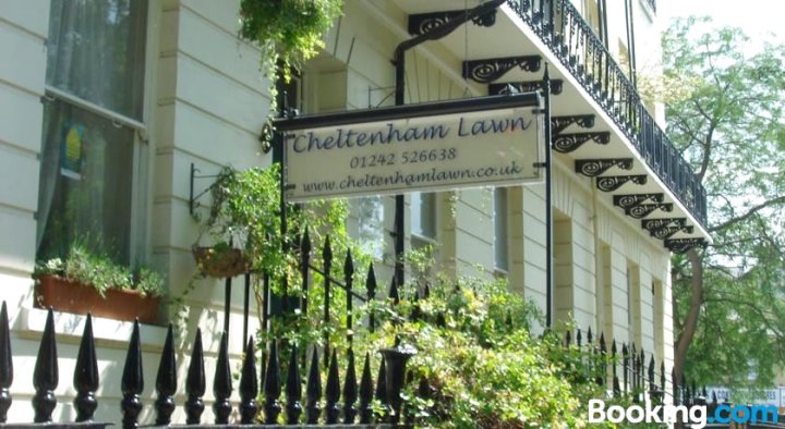 切尔滕纳姆草坪和皮特维尔画廊旅馆(Cheltenham Lawn and Pittvile Gallery)