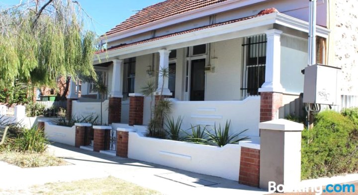 Captain's Heritage Cottage - central Fremantle 2 bedroom historic cottage