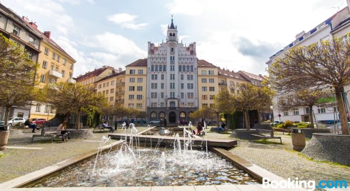 近布拉格老城希普区现代保护公寓(Modern Sanctuary in Hip Area Near Prague Old Town)