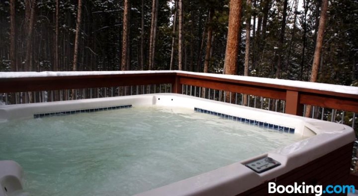 Rocky Ridge Chalet - Rustic Home with Large Outdoor Hot Tub - Minutes from Town
